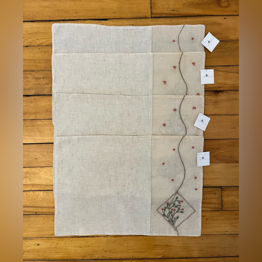NWT Wicker Emporium Set Of 4 Embroidered Placemats